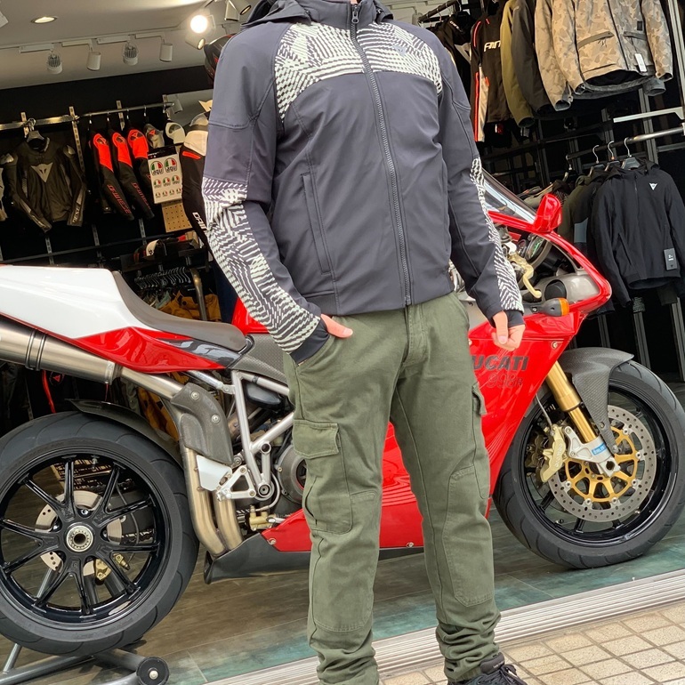 ライディングに知的なスタイルをプラスする - 