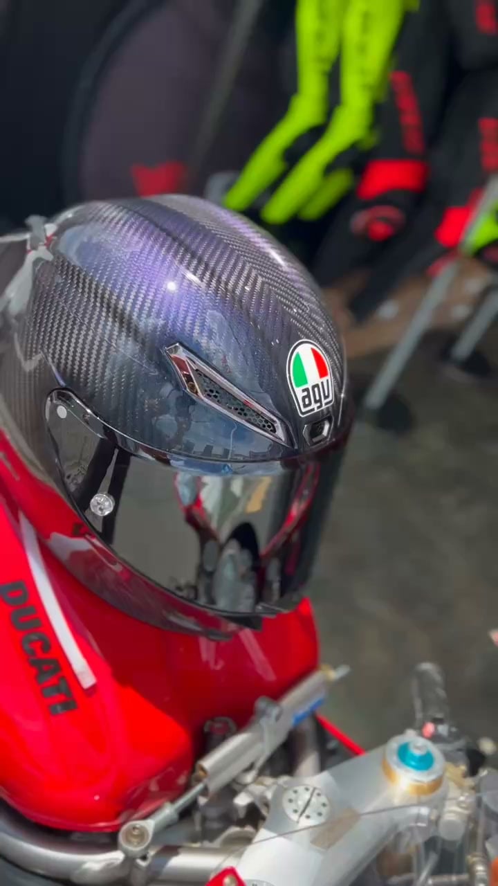 PISTA GP RRの人気ソリッドカラーが再入荷！ 最高峰ヘルメットが