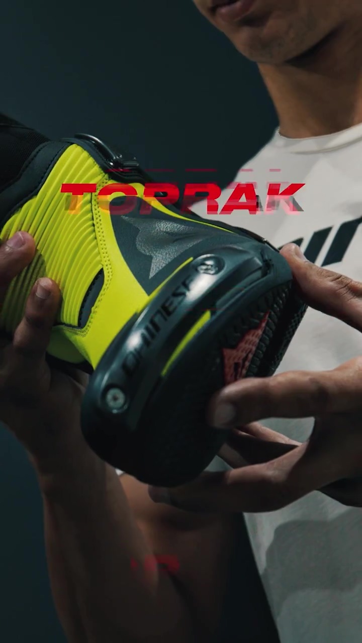 MotoGPスペック！カーボンフレームを採用した究極のレーシングブーツ