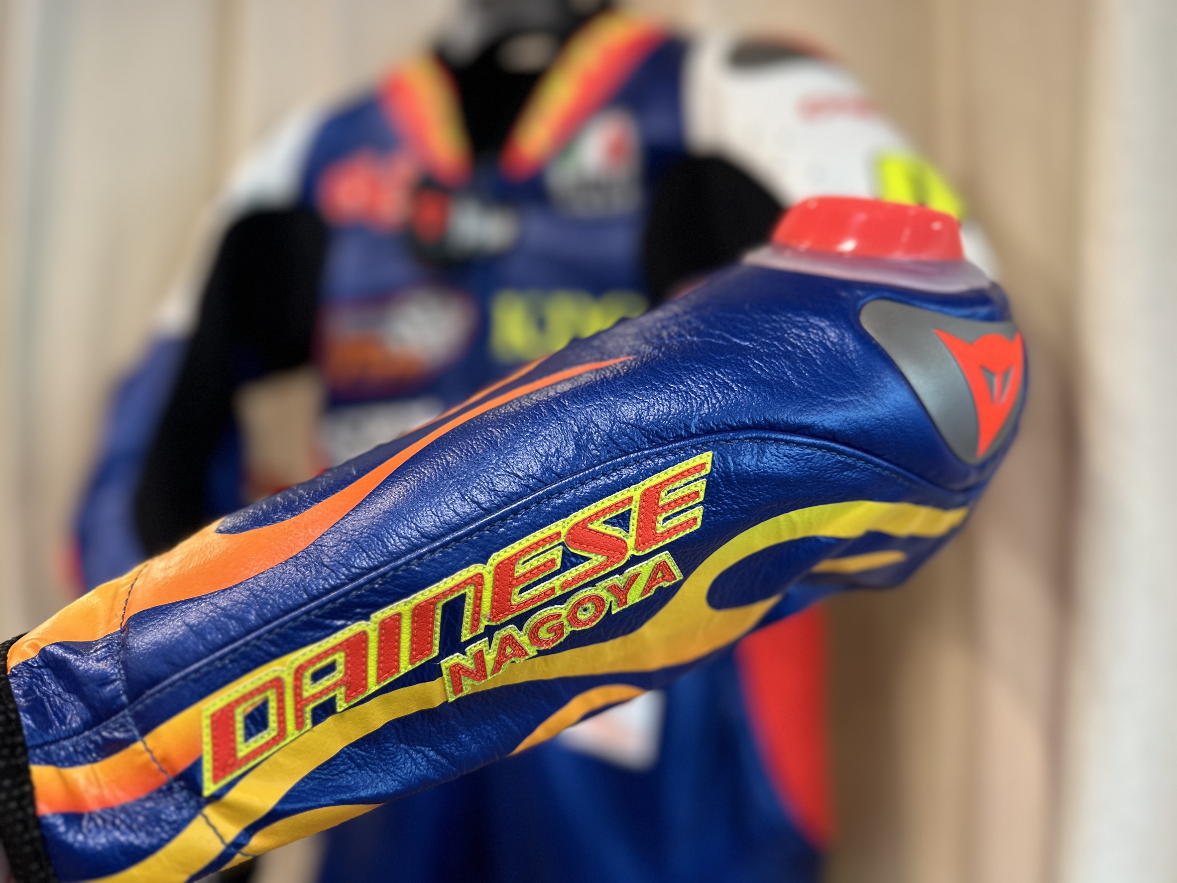期間限定展示】ダイネーゼ史上最も先進的なレーシングスーツ「Demone