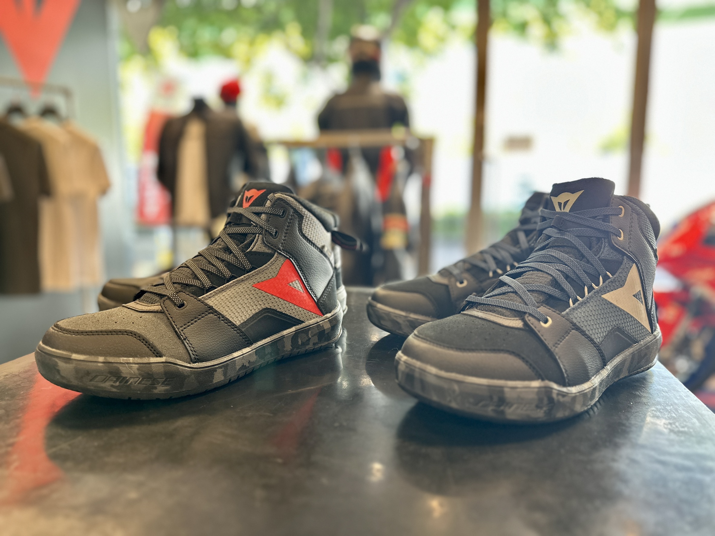 街乗りにもツーリングにも使いやすい一足。SUBURB ZIP UP D-WP SHOES