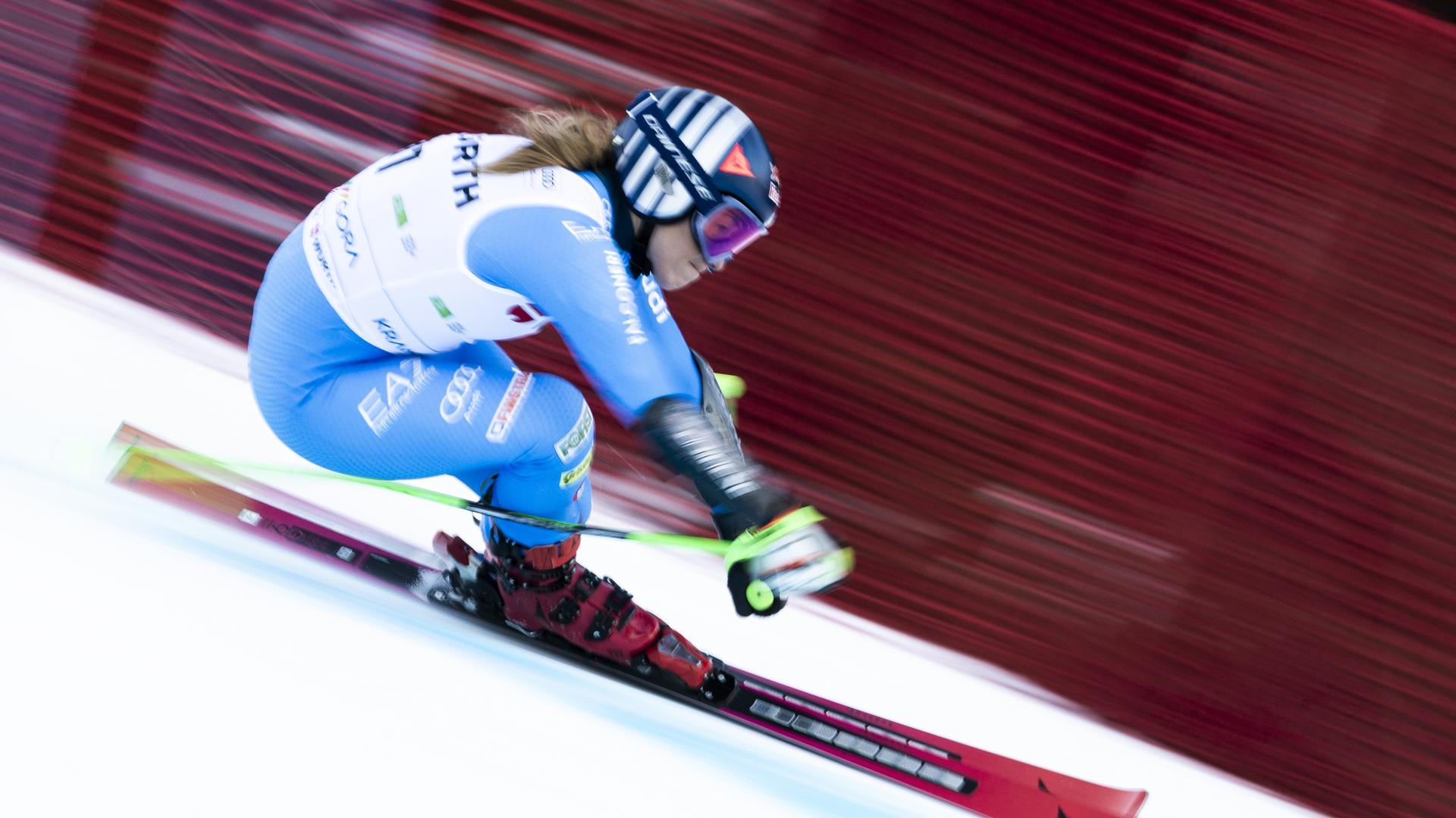 ソフィア・ゴッジアがレース中に滑走する姿