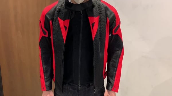 バイク用エアバッグベスト。外から着るか中に着るか サイズ感の目安を