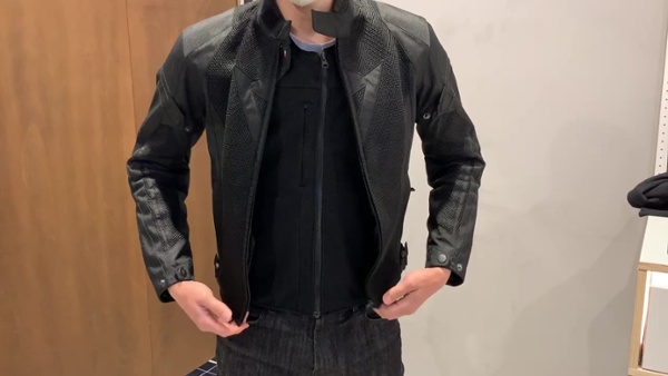 バイク用エアバッグベスト。外から着るか中に着るか サイズ感の目安を