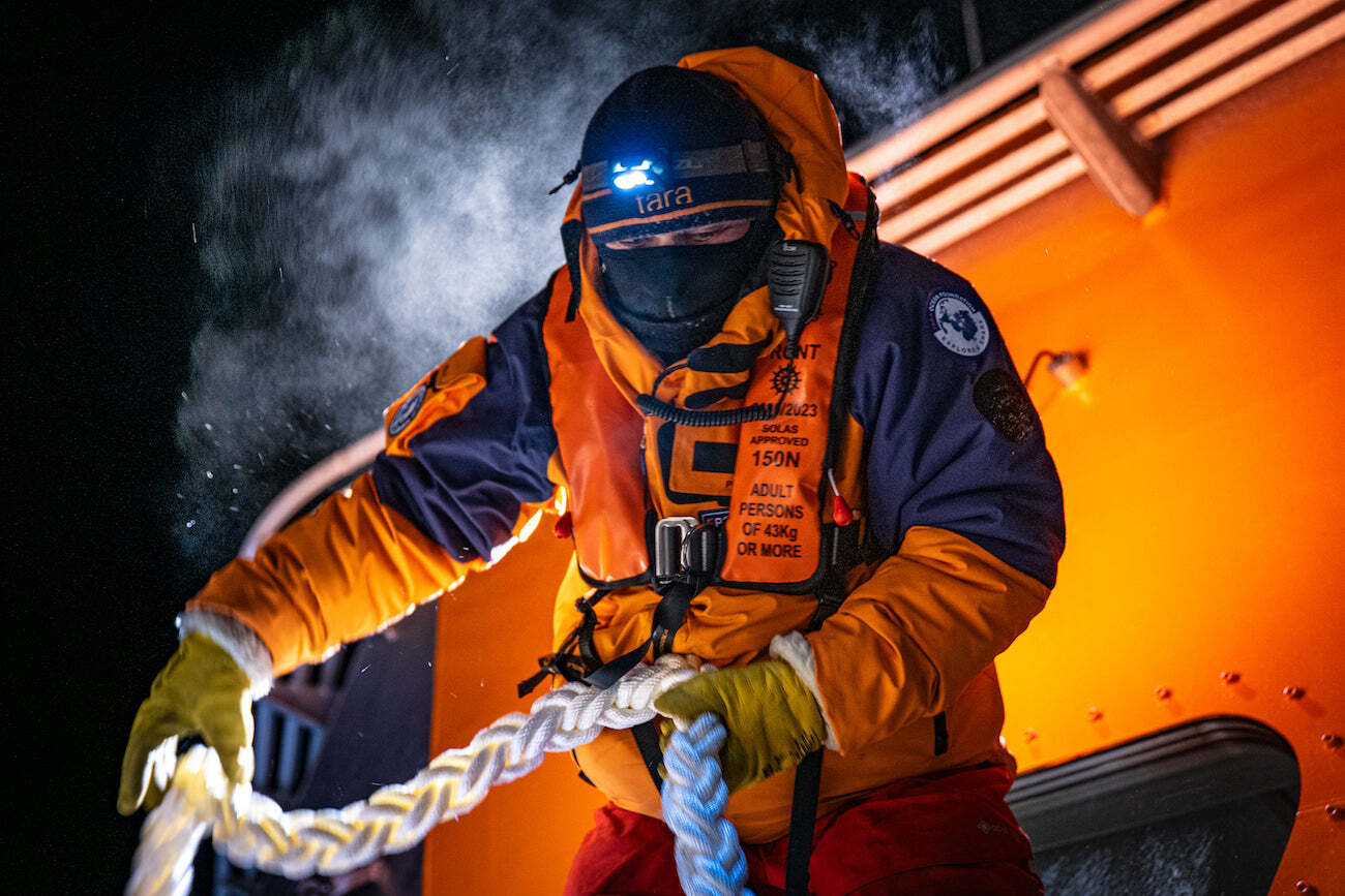 2026 01 03 TPS OULU FINLANDE equipage en action sur le pont nuit David Monmarche P1049548 Maeva Bardy Fondation Tara Ocean