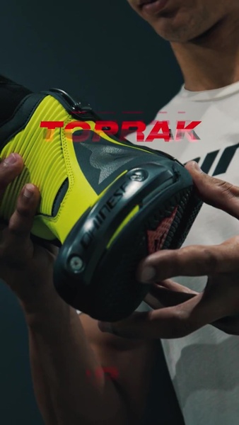 MotoGPスペック！カーボンフレームを採用した究極のレーシングブーツ